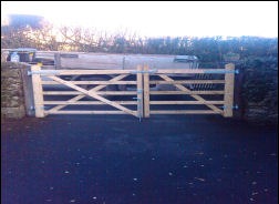 A curved-heel gate